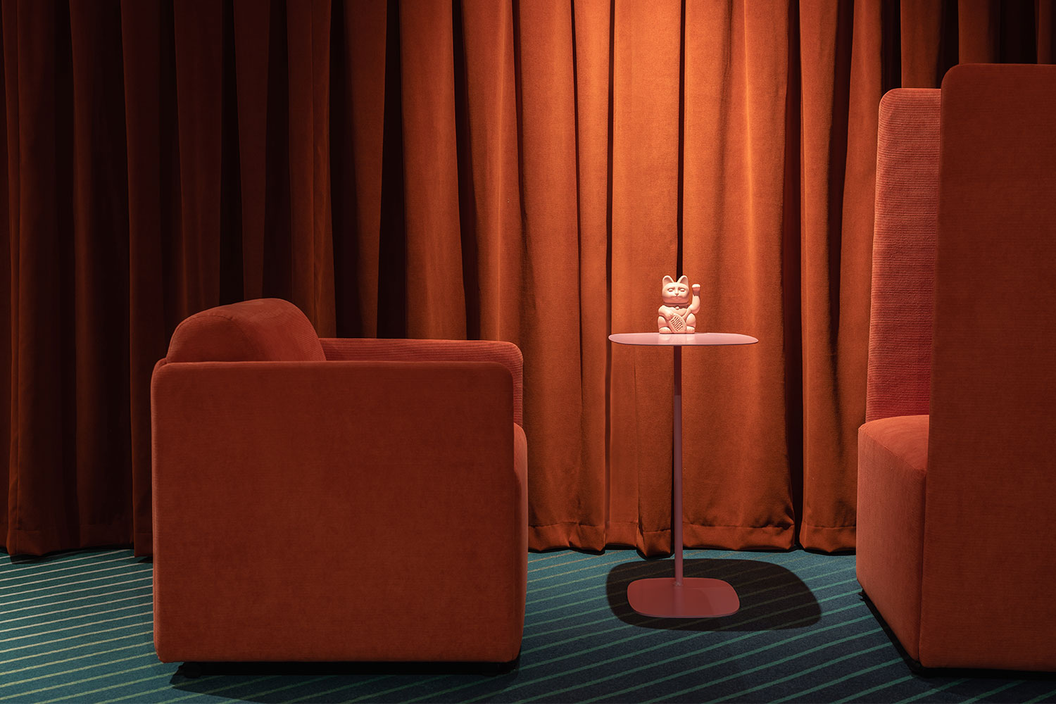 Subtle and elegant rug for upscale hotel suites